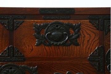 中古　美品　岩谷堂箪笥　重厚な金具と力強い木目が魅力のテレビボード　(R-086239)