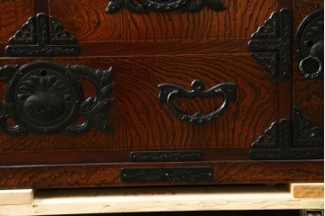 中古　美品　岩谷堂箪笥　重厚な金具と力強い木目が魅力のテレビボード　(R-086239)