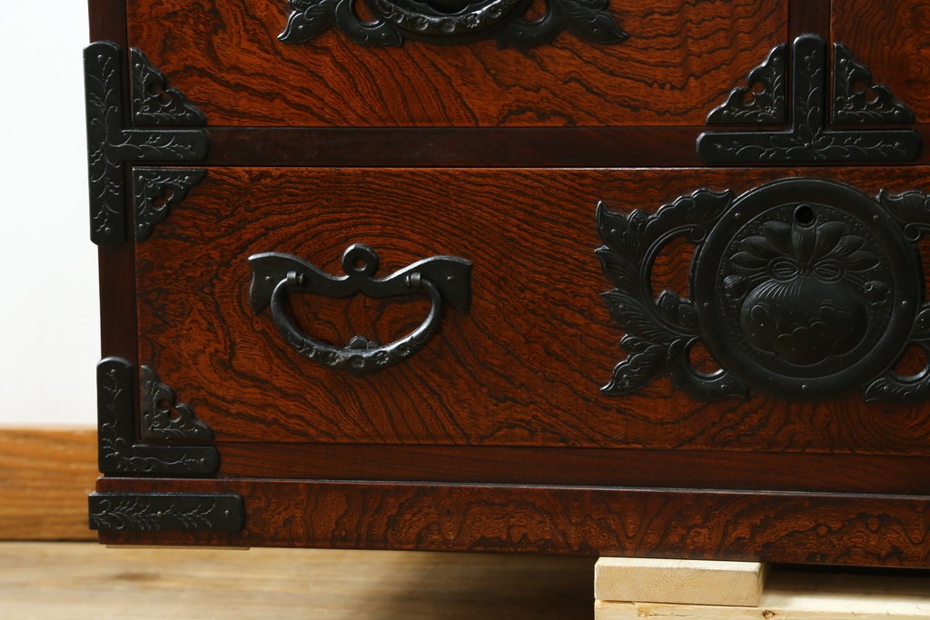 中古　美品　岩谷堂箪笥　重厚な金具と力強い木目が魅力のテレビボード　(R-086239)