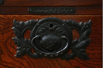 中古　美品　岩谷堂箪笥　重厚な金具と力強い木目が魅力のテレビボード　(R-086239)