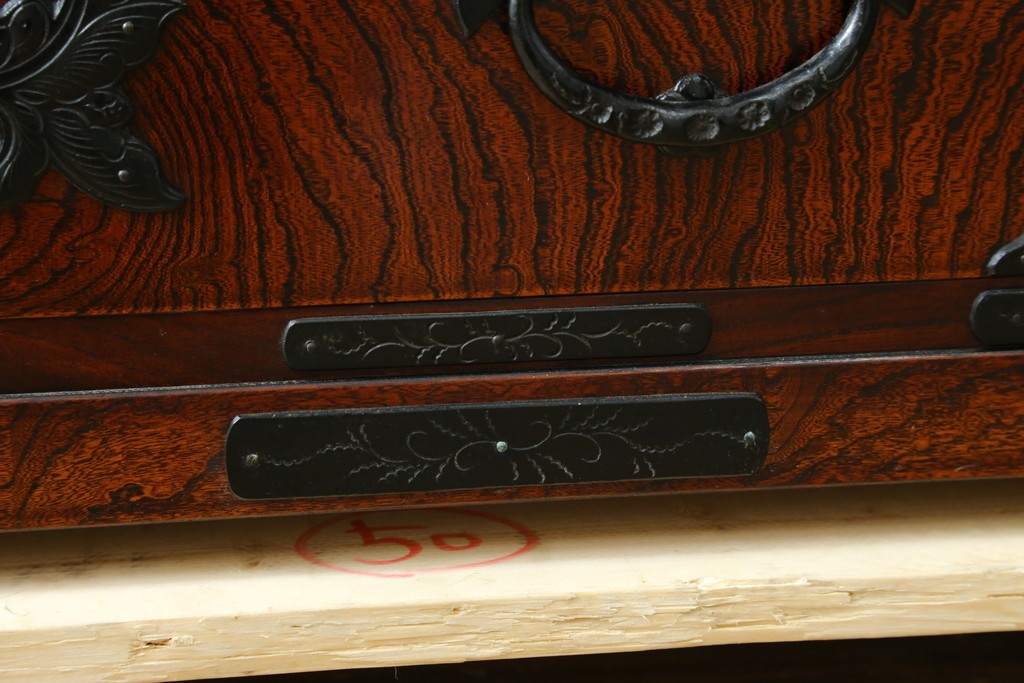 中古　美品　岩谷堂箪笥　重厚な金具と力強い木目が魅力のテレビボード　(R-086239)