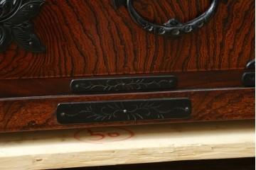 中古　美品　岩谷堂箪笥　重厚な金具と力強い木目が魅力のテレビボード　(R-086239)