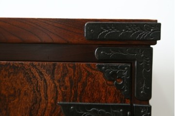 中古　美品　岩谷堂箪笥　重厚な金具と力強い木目が魅力のテレビボード　(R-086239)
