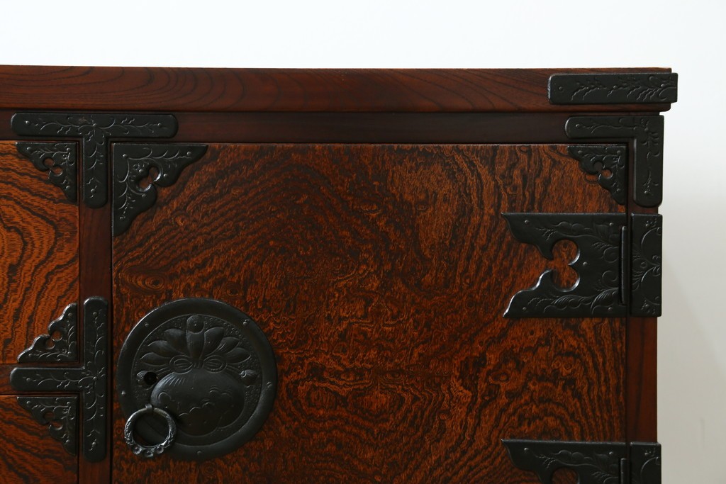 中古　美品　岩谷堂箪笥　重厚な金具と力強い木目が魅力のテレビボード　(R-086239)