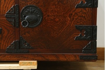 中古　美品　岩谷堂箪笥　重厚な金具と力強い木目が魅力のテレビボード　(R-086239)