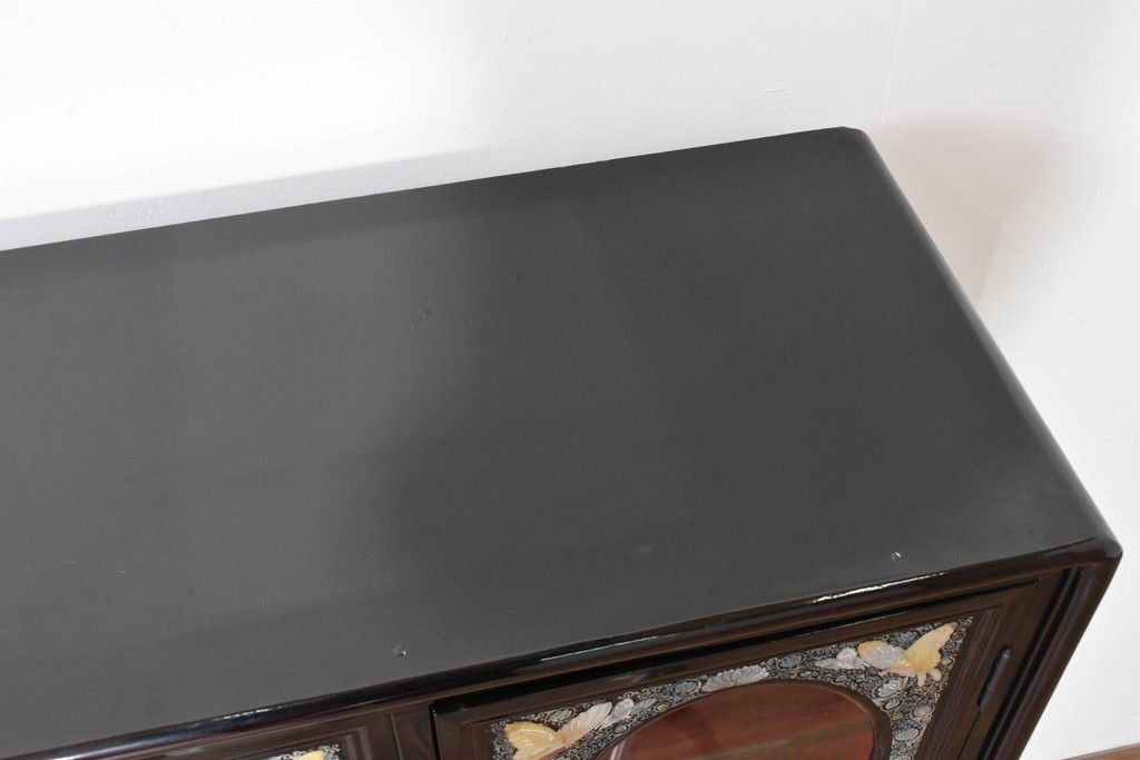 中古　韓国民芸家具　美品　高級品!!　幻想的な螺鈿細工が施された違い棚付きキャビネット　定価推定70～90万円　(R-086240)