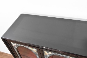 中古　韓国民芸家具　美品　高級品!!　幻想的な螺鈿細工が施された違い棚付きキャビネット　定価推定70～90万円　(R-086240)