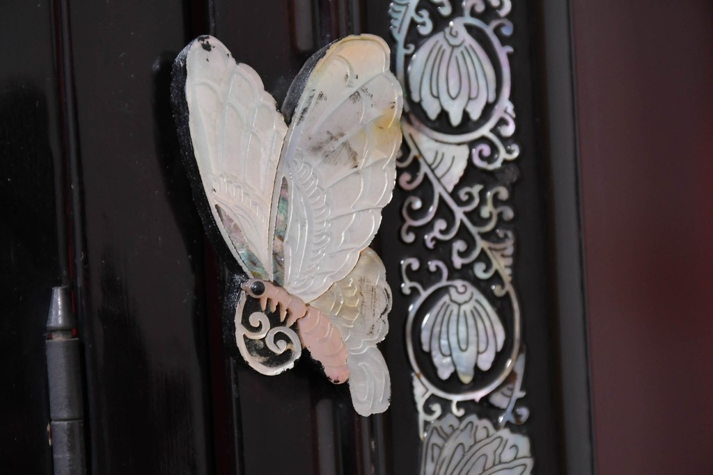 中古　韓国民芸家具　美品　高級品!!　幻想的な螺鈿細工が施された違い棚付きキャビネット　定価推定70～90万円　(R-086240)