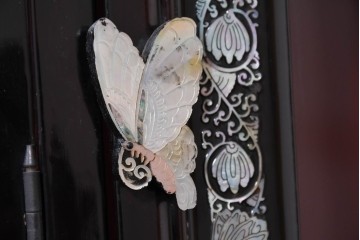 中古　韓国民芸家具　美品　高級品!!　幻想的な螺鈿細工が施された違い棚付きキャビネット　定価推定70～90万円　(R-086240)