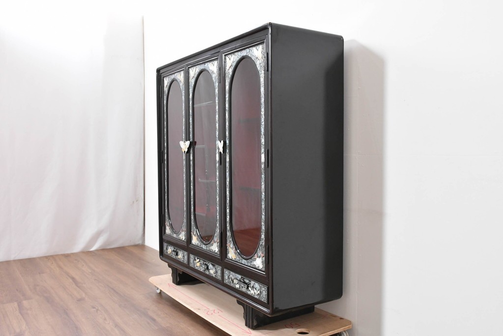 中古　韓国民芸家具　美品　高級品!!　幻想的な螺鈿細工が施された違い棚付きキャビネット　定価推定70～90万円　(R-086240)