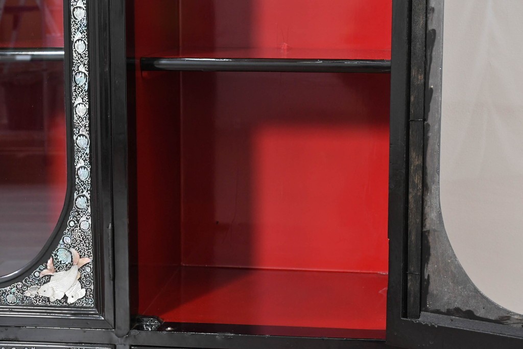 中古　韓国民芸家具　美品　高級品!!　幻想的な螺鈿細工が施された違い棚付きキャビネット　定価推定70～90万円　(R-086240)