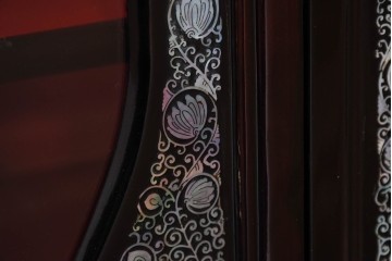 中古　韓国民芸家具　美品　高級品!!　幻想的な螺鈿細工が施された違い棚付きキャビネット　定価推定70～90万円　(R-086240)