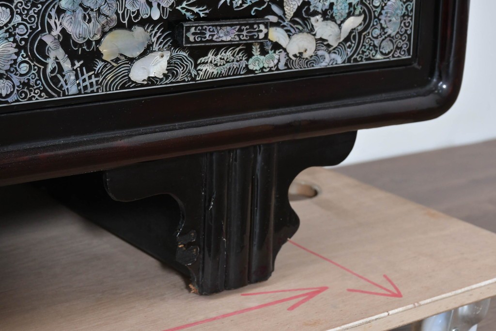 中古　韓国民芸家具　美品　高級品!!　幻想的な螺鈿細工が施された違い棚付きキャビネット　定価推定70～90万円　(R-086240)