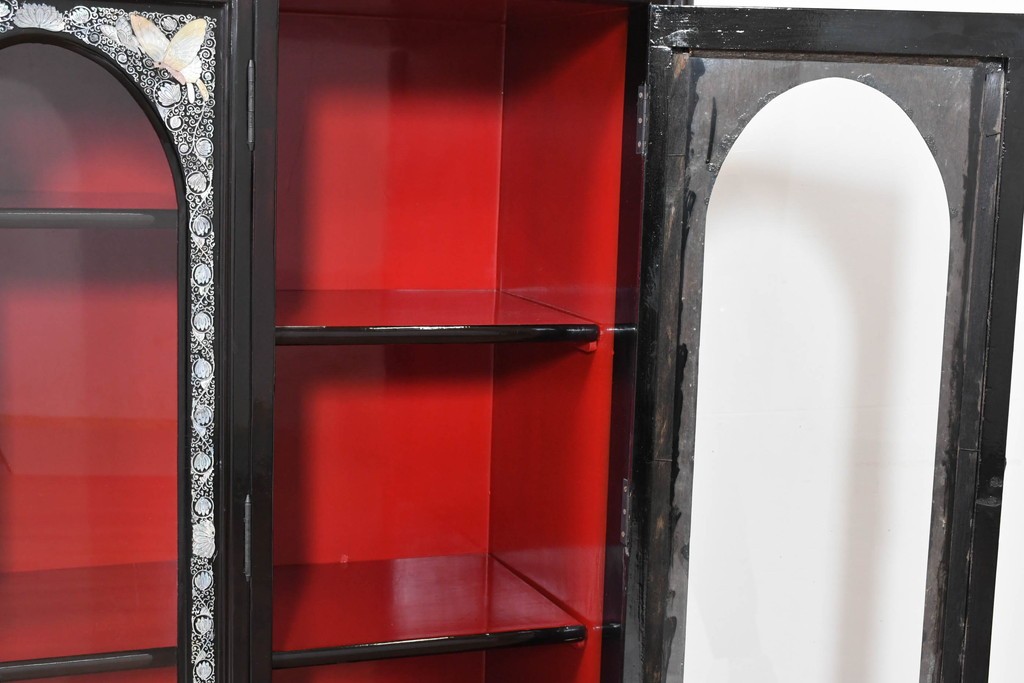 中古　韓国民芸家具　美品　高級品!!　幻想的な螺鈿細工が施された違い棚付きキャビネット　定価推定70～90万円　(R-086240)