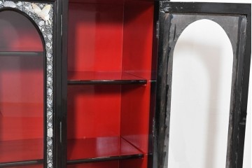 中古　韓国民芸家具　美品　高級品!!　幻想的な螺鈿細工が施された違い棚付きキャビネット　定価推定70～90万円　(R-086240)