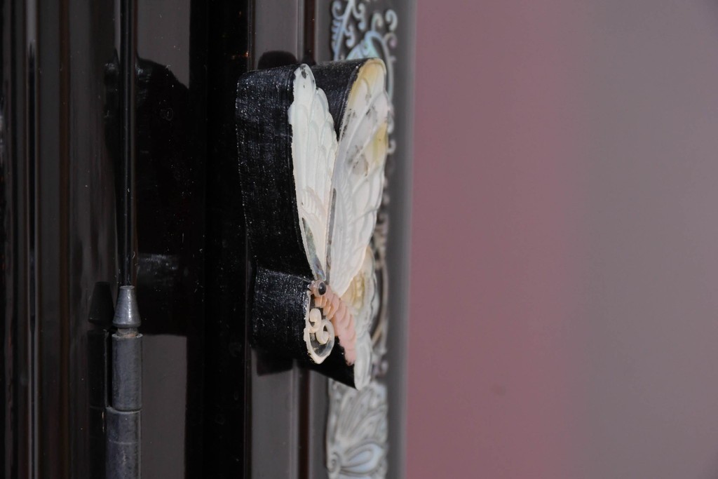 中古　韓国民芸家具　美品　高級品!!　幻想的な螺鈿細工が施された違い棚付きキャビネット　定価推定70～90万円　(R-086240)