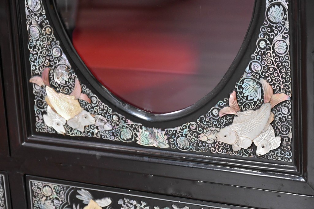 中古　韓国民芸家具　美品　高級品!!　幻想的な螺鈿細工が施された違い棚付きキャビネット　定価推定70～90万円　(R-086240)