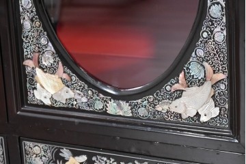 中古　韓国民芸家具　美品　高級品!!　幻想的な螺鈿細工が施された違い棚付きキャビネット　定価推定70～90万円　(R-086240)