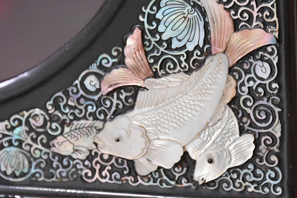 中古　韓国民芸家具　美品　高級品!!　幻想的な螺鈿細工が施された違い棚付きキャビネット　定価推定70～90万円　(R-086240)