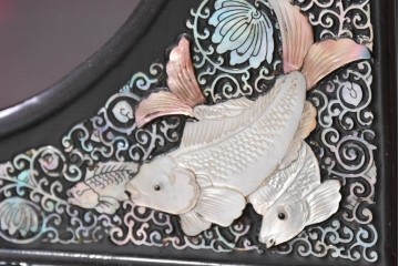 中古　韓国民芸家具　美品　高級品!!　幻想的な螺鈿細工が施された違い棚付きキャビネット　定価推定70～90万円　(R-086240)