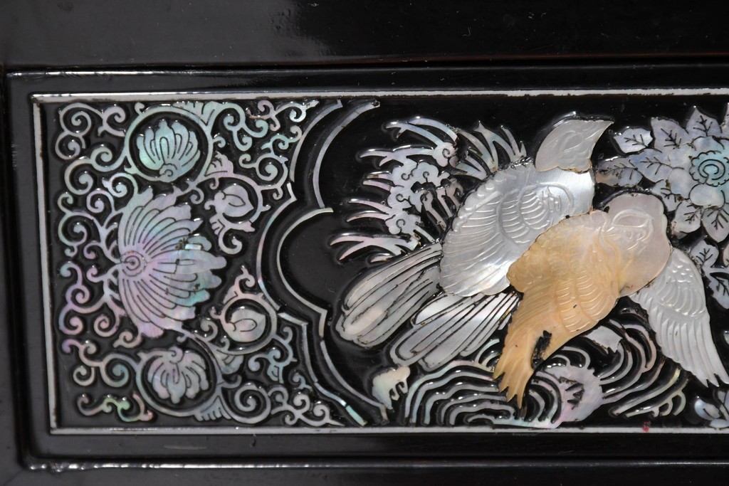 中古　韓国民芸家具　美品　高級品!!　幻想的な螺鈿細工が施された違い棚付きキャビネット　定価推定70～90万円　(R-086240)