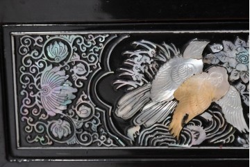 中古　韓国民芸家具　美品　高級品!!　幻想的な螺鈿細工が施された違い棚付きキャビネット　定価推定70～90万円　(R-086240)