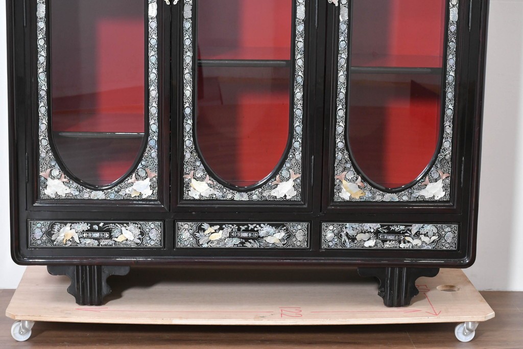 中古　韓国民芸家具　美品　高級品!!　幻想的な螺鈿細工が施された違い棚付きキャビネット　定価推定70～90万円　(R-086240)