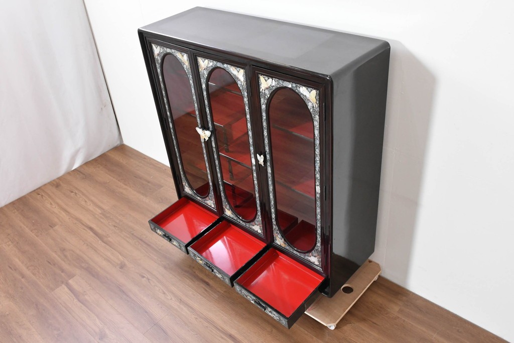 中古　韓国民芸家具　美品　高級品!!　幻想的な螺鈿細工が施された違い棚付きキャビネット　定価推定70～90万円　(R-086240)