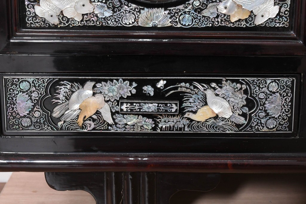 中古　韓国民芸家具　美品　高級品!!　幻想的な螺鈿細工が施された違い棚付きキャビネット　定価推定70～90万円　(R-086240)
