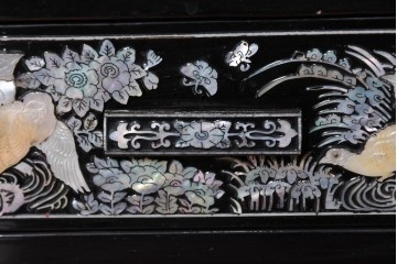 中古　韓国民芸家具　美品　高級品!!　幻想的な螺鈿細工が施された違い棚付きキャビネット　定価推定70～90万円　(R-086240)