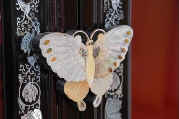 中古　韓国民芸家具　美品　高級品!!　幻想的な螺鈿細工が施された違い棚付きキャビネット　定価推定70～90万円　(R-086240)