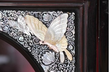 中古　韓国民芸家具　美品　高級品!!　幻想的な螺鈿細工が施された違い棚付きキャビネット　定価推定70～90万円　(R-086240)