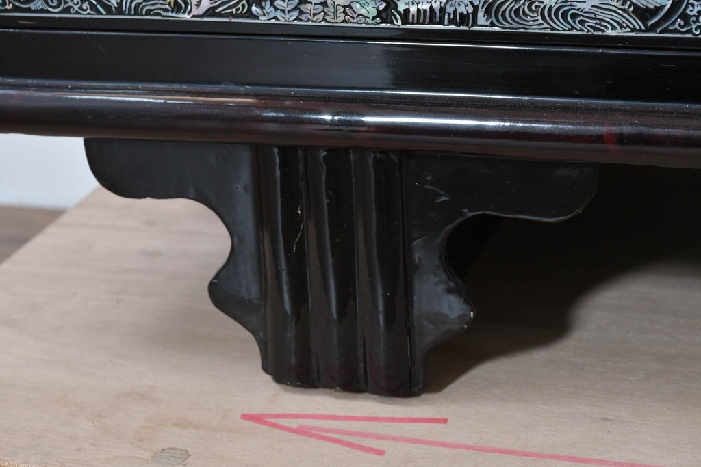 中古　韓国民芸家具　美品　高級品!!　幻想的な螺鈿細工が施された違い棚付きキャビネット　定価推定70～90万円　(R-086240)