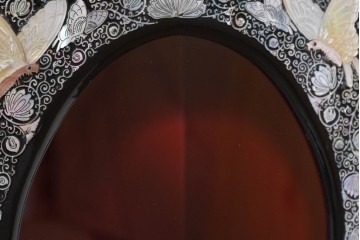 中古　韓国民芸家具　美品　高級品!!　幻想的な螺鈿細工が施された違い棚付きキャビネット　定価推定70～90万円　(R-086240)