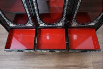 中古　韓国民芸家具　美品　高級品!!　幻想的な螺鈿細工が施された違い棚付きキャビネット　定価推定70～90万円　(R-086240)