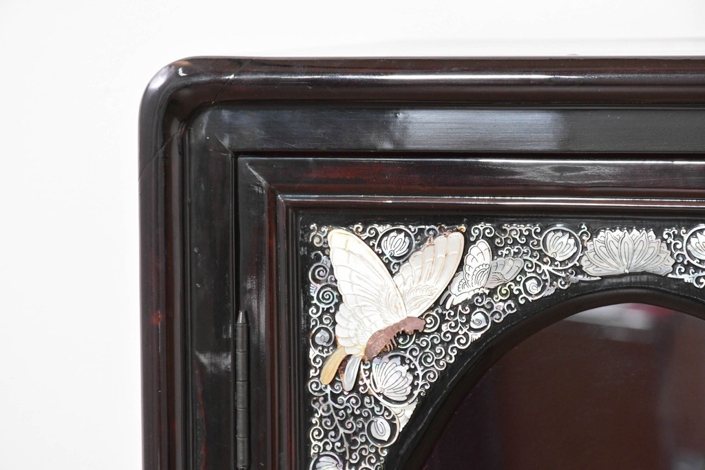 中古　韓国民芸家具　美品　高級品!!　幻想的な螺鈿細工が施された違い棚付きキャビネット　定価推定70～90万円　(R-086240)