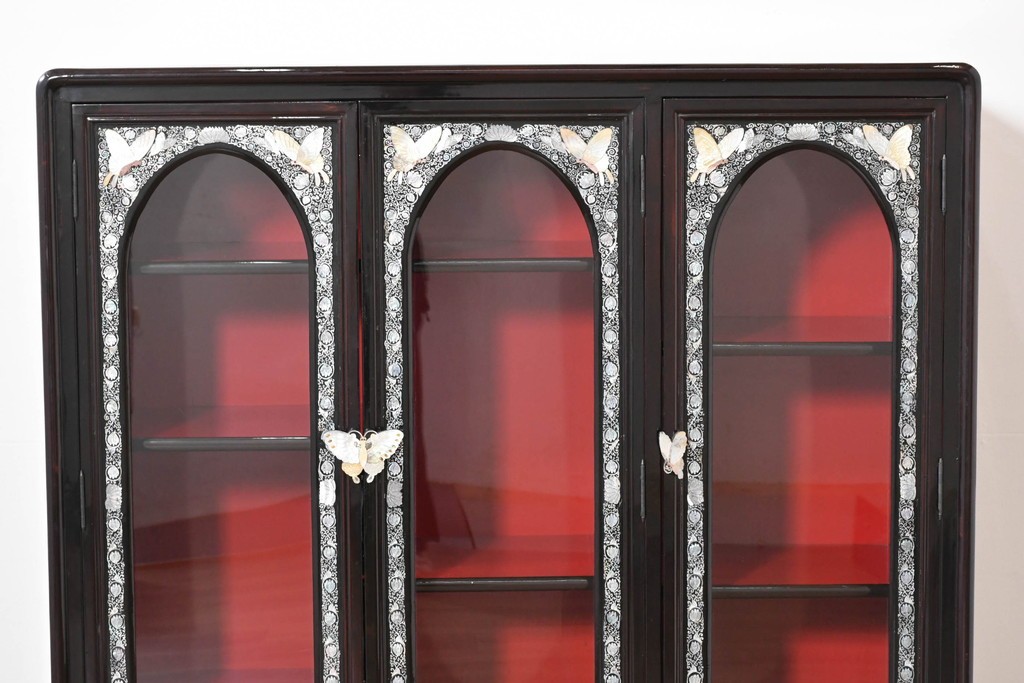 中古　韓国民芸家具　美品　高級品!!　幻想的な螺鈿細工が施された違い棚付きキャビネット　定価推定70～90万円　(R-086240)