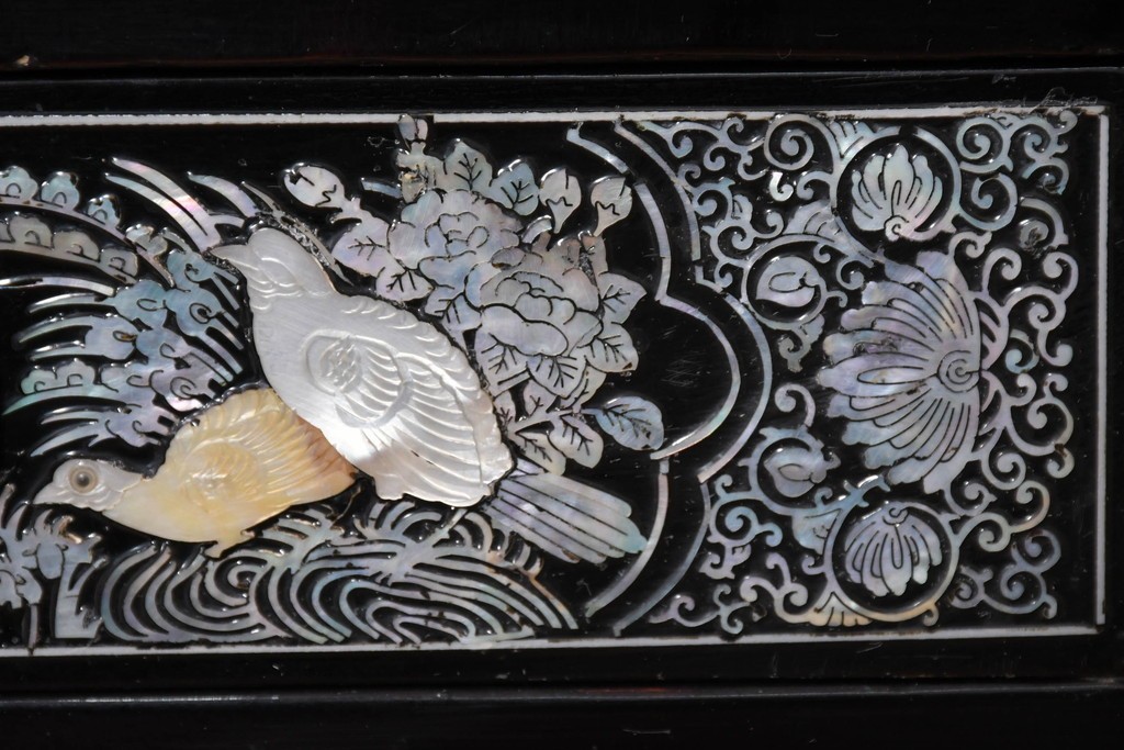 中古　韓国民芸家具　美品　高級品!!　幻想的な螺鈿細工が施された違い棚付きキャビネット　定価推定70～90万円　(R-086240)