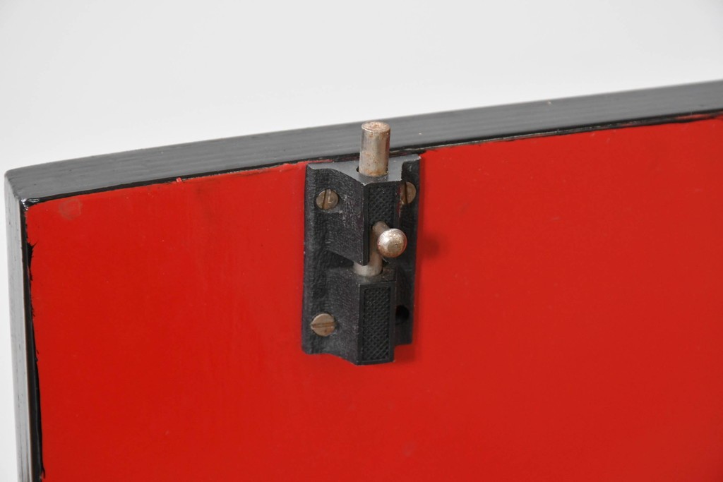 中古　韓国民芸家具　美品　高級品!!　幻想的な螺鈿細工が施されたガラス引き戸のキャビネット　定価推定70～90万円　(R-086241)