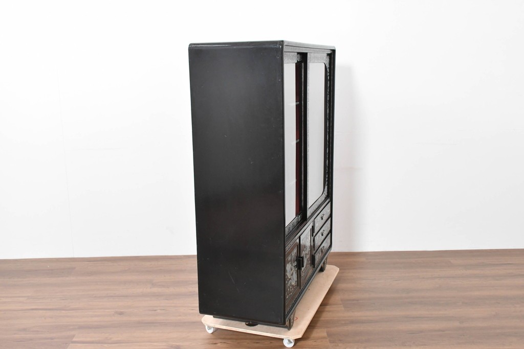 中古　韓国民芸家具　美品　高級品!!　幻想的な螺鈿細工が施されたガラス引き戸のキャビネット　定価推定70～90万円　(R-086241)