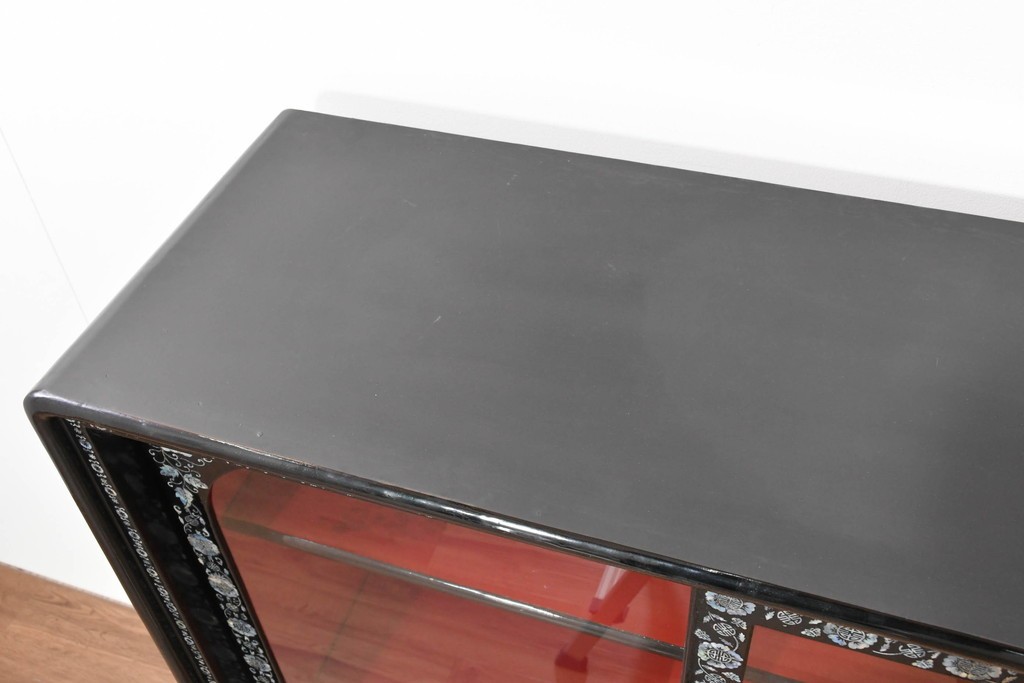 中古　韓国民芸家具　美品　高級品!!　幻想的な螺鈿細工が施されたガラス引き戸のキャビネット　定価推定70～90万円　(R-086241)