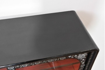 中古　韓国民芸家具　美品　高級品!!　幻想的な螺鈿細工が施されたガラス引き戸のキャビネット　定価推定70～90万円　(R-086241)