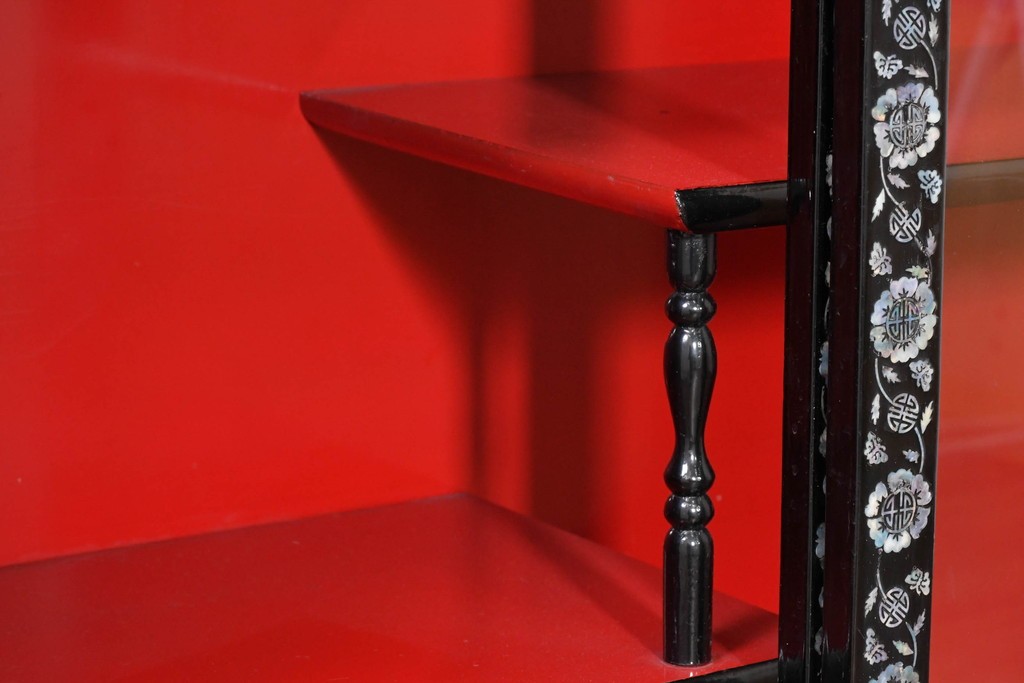 中古　韓国民芸家具　美品　高級品!!　幻想的な螺鈿細工が施されたガラス引き戸のキャビネット　定価推定70～90万円　(R-086241)