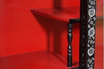 中古　韓国民芸家具　美品　高級品!!　幻想的な螺鈿細工が施されたガラス引き戸のキャビネット　定価推定70～90万円　(R-086241)