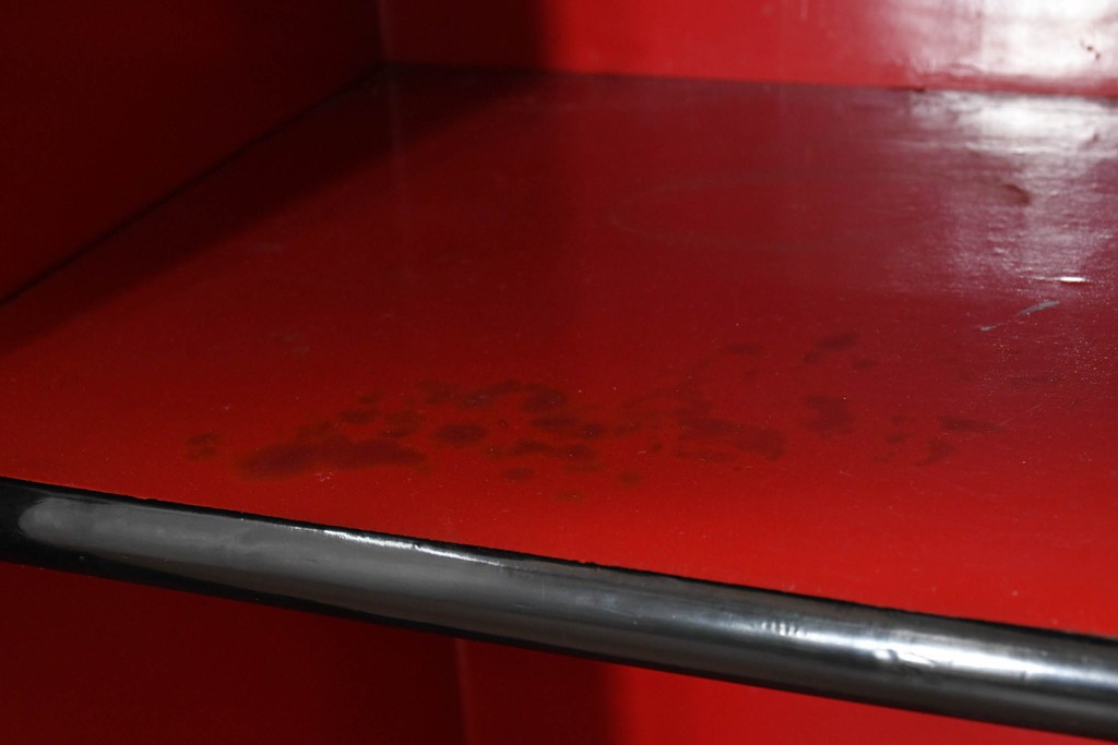 中古　韓国民芸家具　美品　高級品!!　幻想的な螺鈿細工が施されたガラス引き戸のキャビネット　定価推定70～90万円　(R-086241)