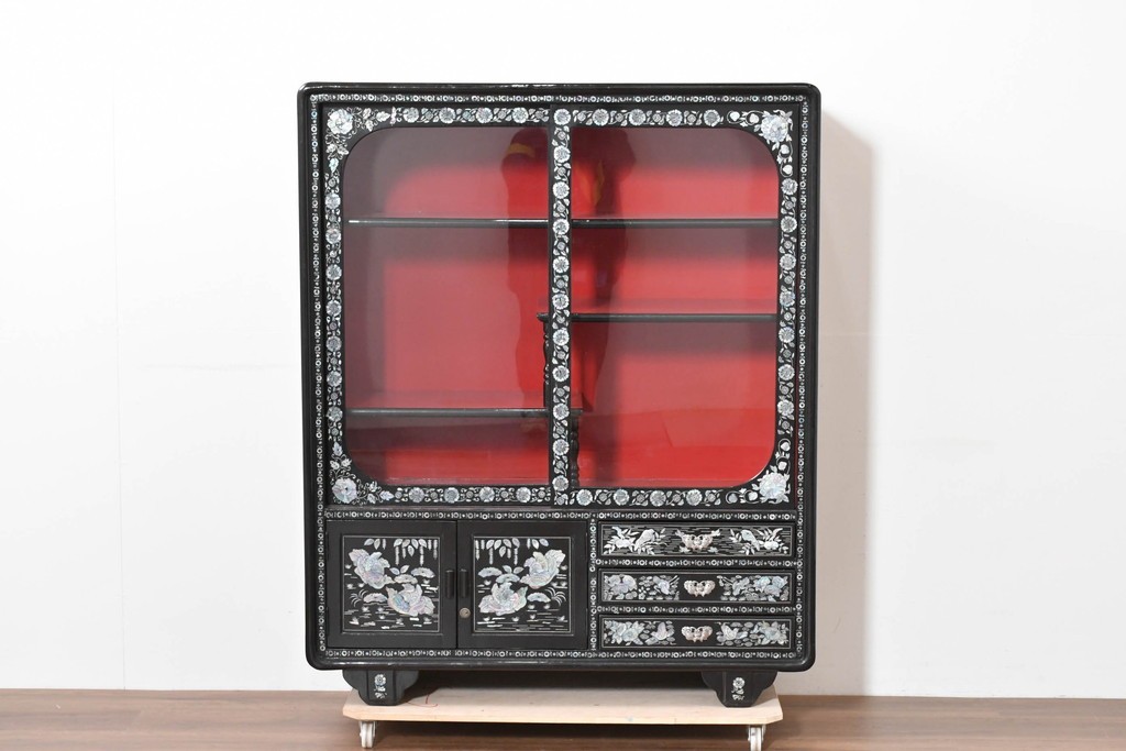 中古　韓国民芸家具　美品　高級品!!　幻想的な螺鈿細工が施されたガラス引き戸のキャビネット　定価推定70～90万円　(R-086241)