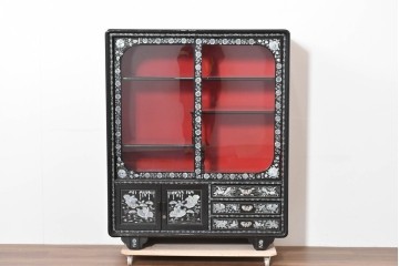 中古　韓国民芸家具　美品　高級品!!　幻想的な螺鈿細工が施されたガラス引き戸のキャビネット　定価推定70～90万円　(R-086241)