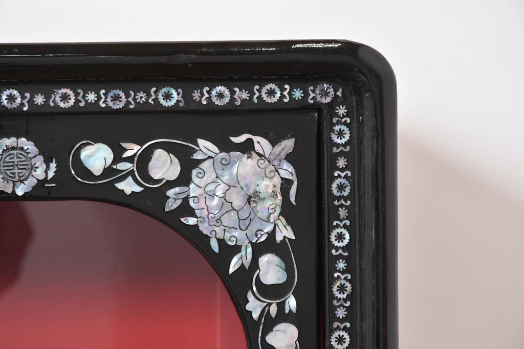 中古　韓国民芸家具　美品　高級品!!　幻想的な螺鈿細工が施されたガラス引き戸のキャビネット　定価推定70～90万円　(R-086241)