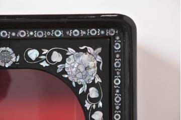 中古　韓国民芸家具　美品　高級品!!　幻想的な螺鈿細工が施されたガラス引き戸のキャビネット　定価推定70～90万円　(R-086241)