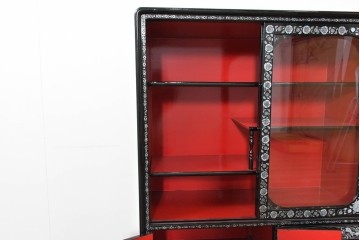 中古　韓国民芸家具　美品　高級品!!　幻想的な螺鈿細工が施されたガラス引き戸のキャビネット　定価推定70～90万円　(R-086241)